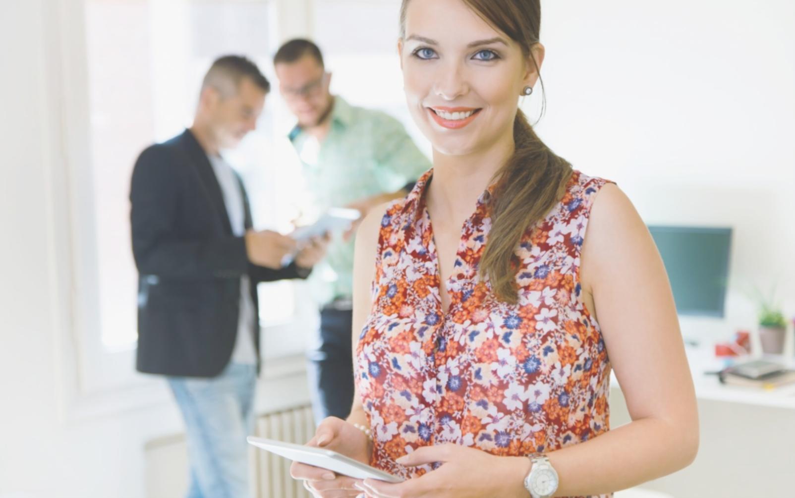 Equipo directivo en sesión de formación financiera